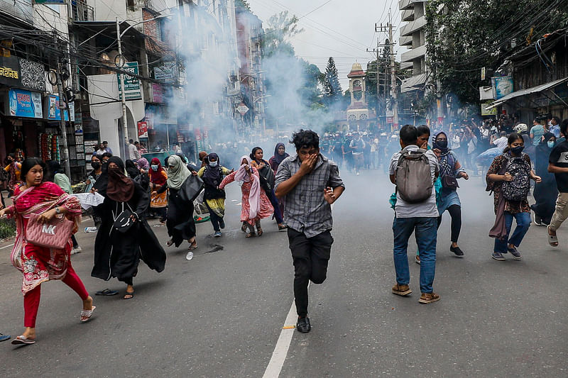 চট্টগ্রাম নগরের চেরাগী পাহাড় মোড় এলাকায় সাউন্ড গ্রেনেড ও কাঁদানে গ্যাসের শেল ছুড়ে বিক্ষোভকারীদের ছত্রভঙ্গ করে দেয় পুলিশ। আজ বিকেল সাড়ে ৪টায়